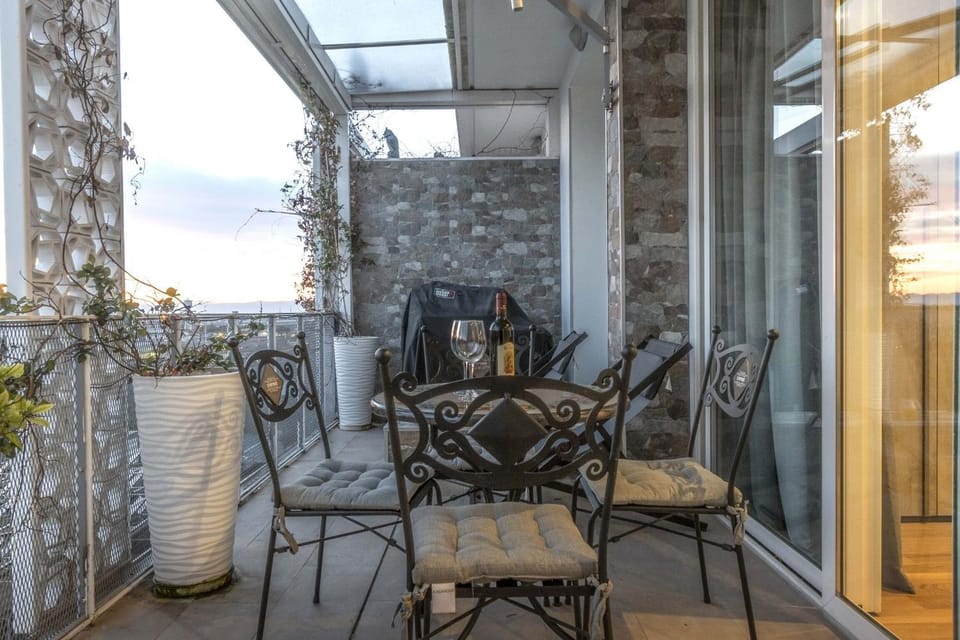Patio, Day, View (from property/room), Balcony/Terrace, Living room, Seating area, Dining area