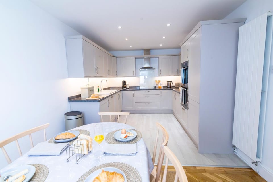 Kitchen or kitchenette, Dining area, minibar, stove