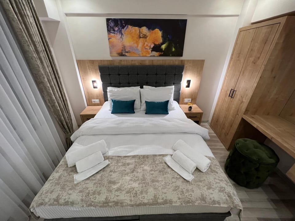 Bed, towels
