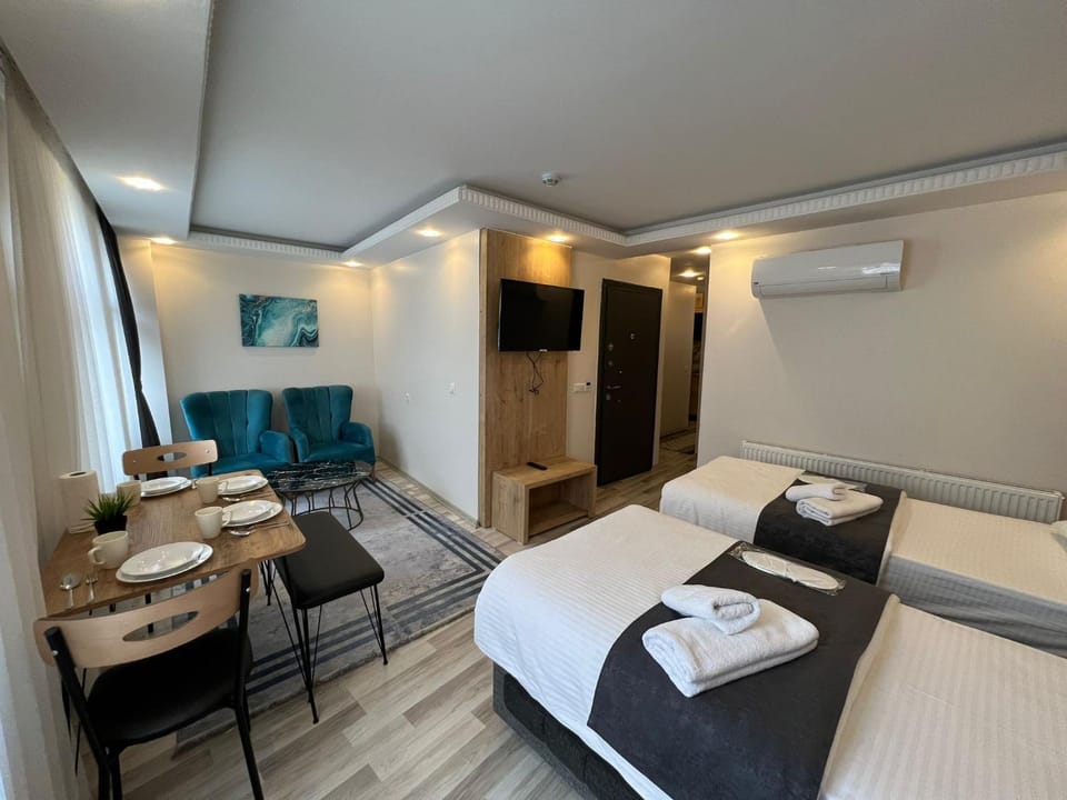 Communal lounge/ TV room, Bed, TV and multimedia, Living room, air conditioner