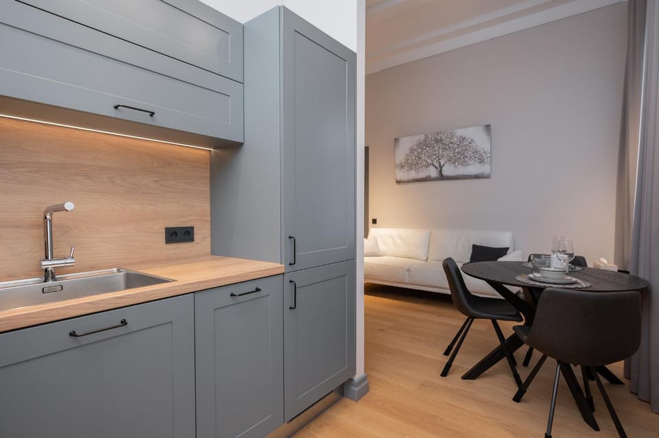 Kitchen or kitchenette, Dining area