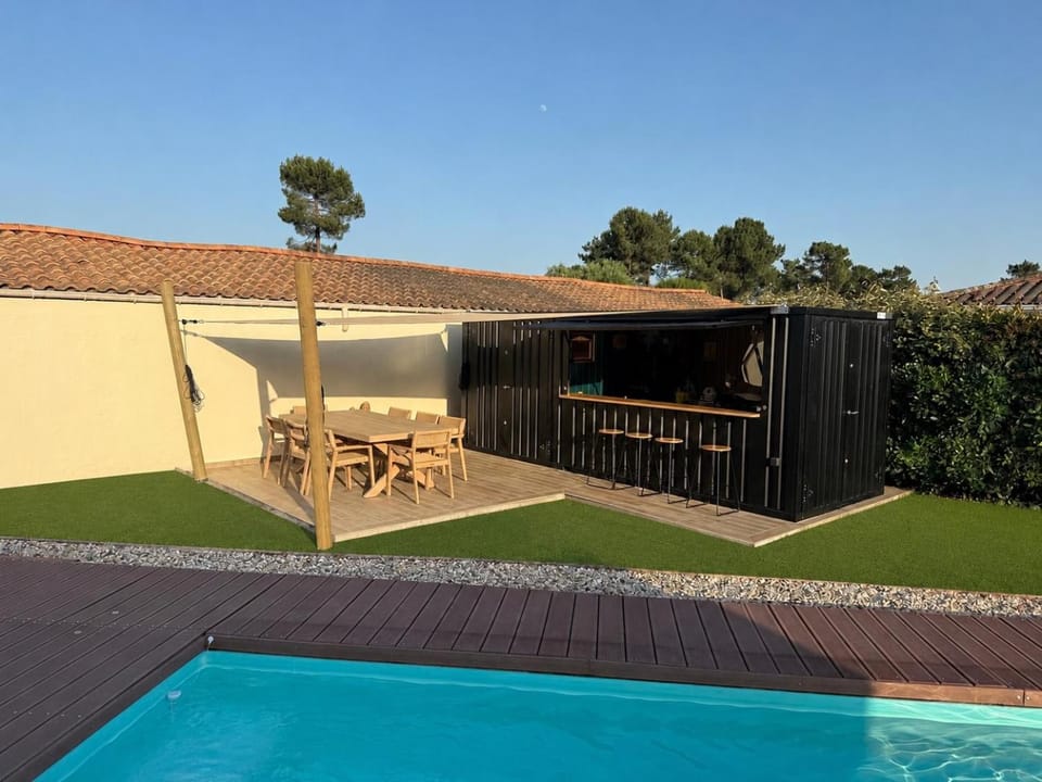 Villa climatisée avec piscine et pool house atypique Villa in Biganos