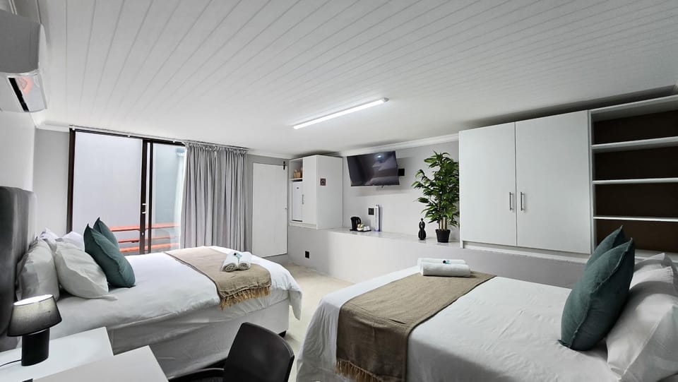 Bed, TV and multimedia, Kitchen or kitchenette, Photo of the whole room, Bedroom, air conditioner