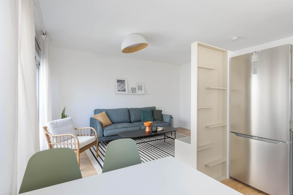 Kitchen or kitchenette, Living room, Seating area, Dining area