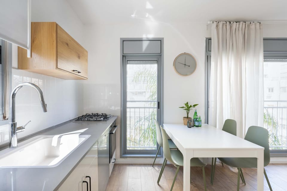 Kitchen or kitchenette, Dining area, stove