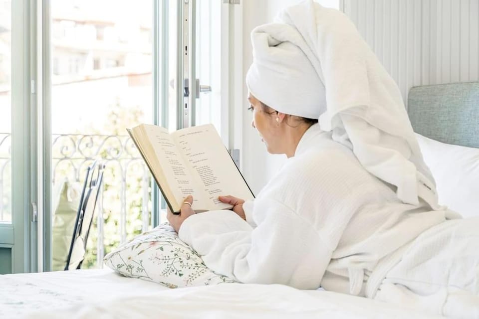 Bed, People, Photo of the whole room, Bedroom, towels