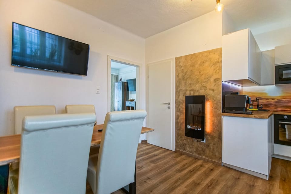 TV and multimedia, Kitchen or kitchenette, Seating area