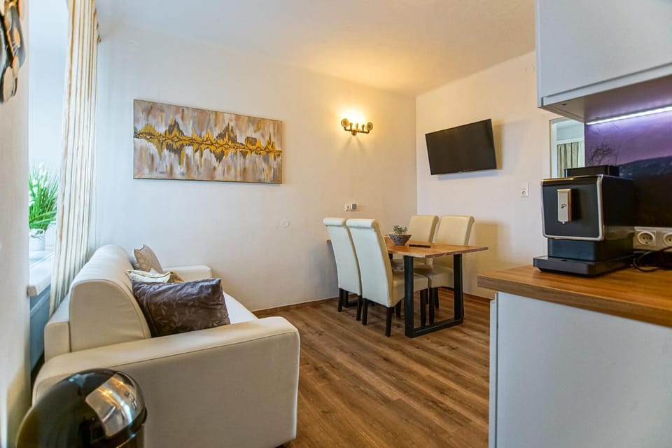 TV and multimedia, Kitchen or kitchenette, Seating area, Dining area