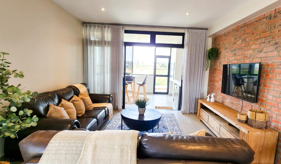 TV and multimedia, Living room, Seating area, Evening entertainment