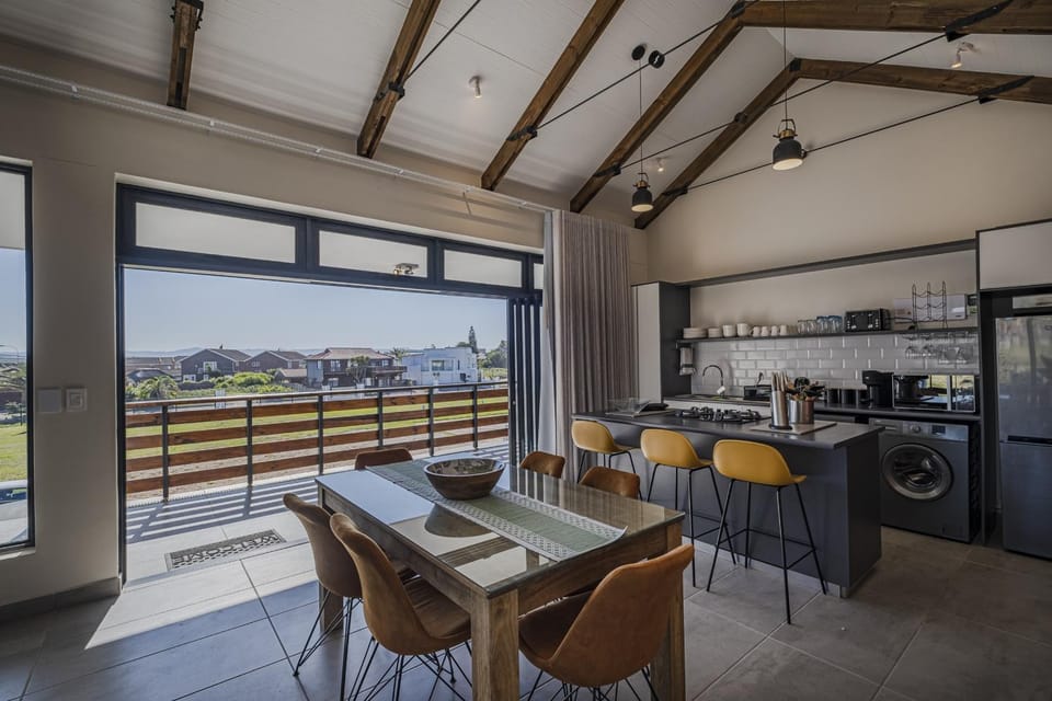 Kitchen or kitchenette, Seating area, Dining area, stove