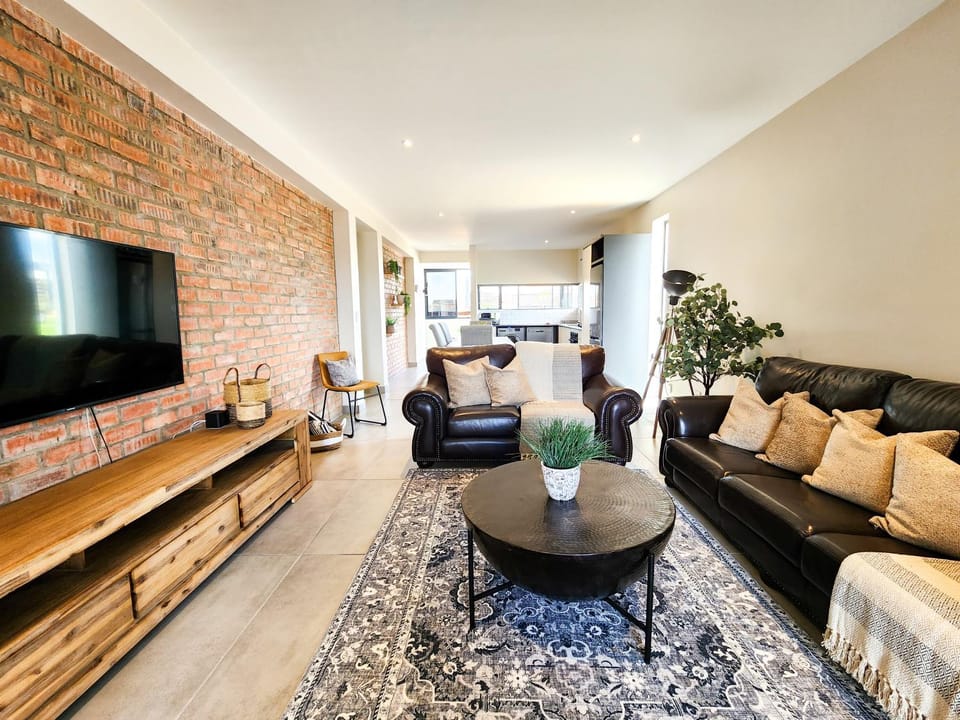 TV and multimedia, Living room, Seating area, Evening entertainment