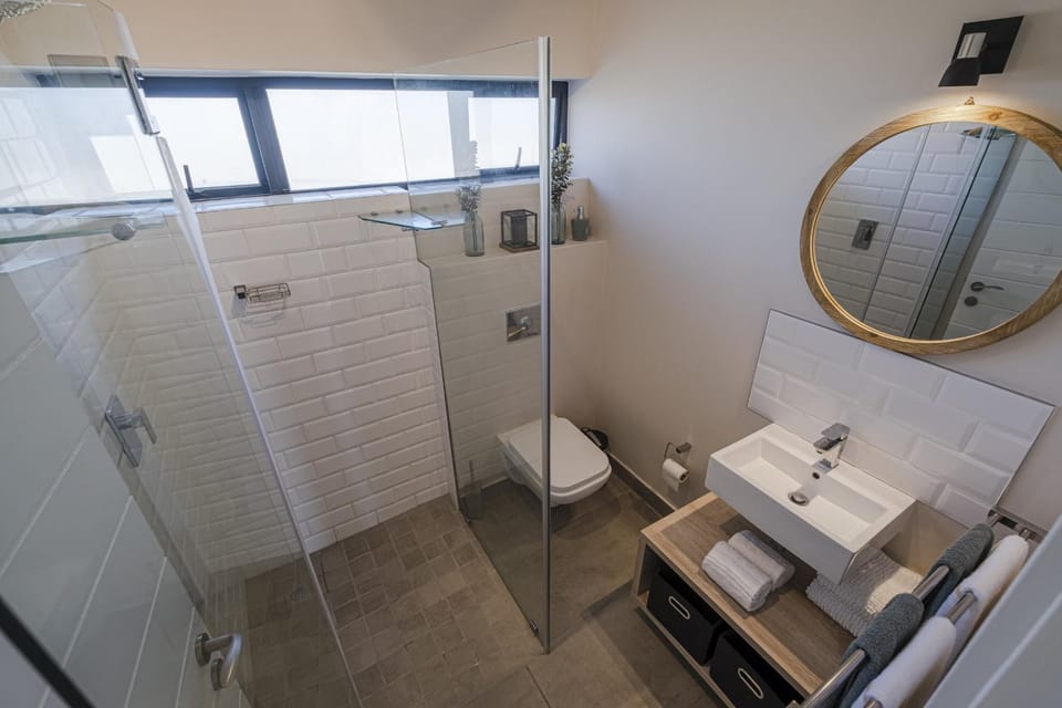 Shower, Toilet, Bathroom, towels