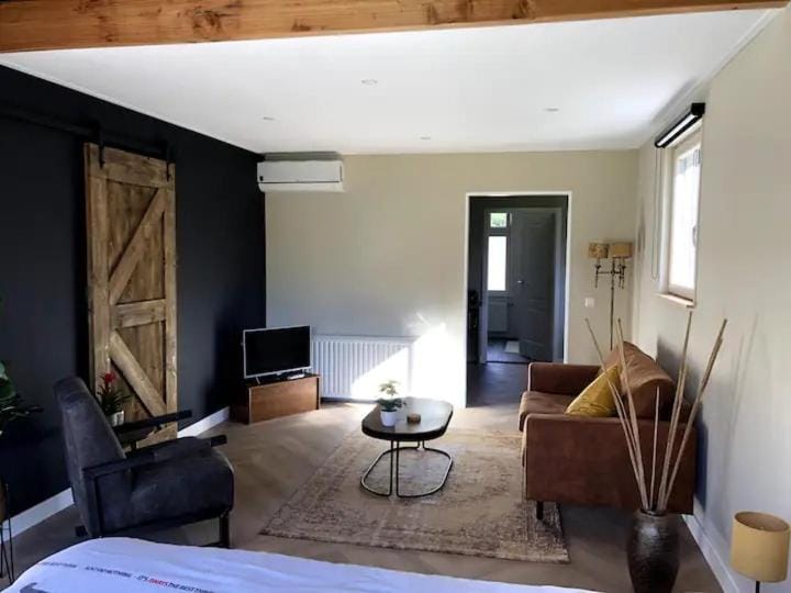 Seating area, air conditioner