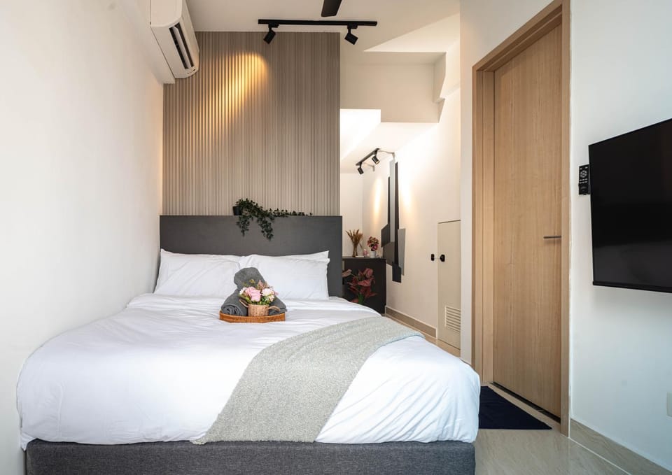 Photo of the whole room, Bedroom, wardrobe