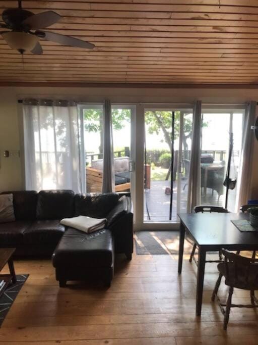 Om chalet 2 avec spa et foyer bordé du fleuve Chalet in Quebec