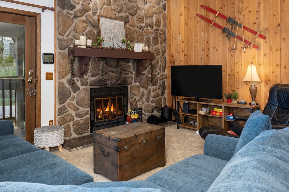 TV and multimedia, Living room, Seating area, fireplace, furniture