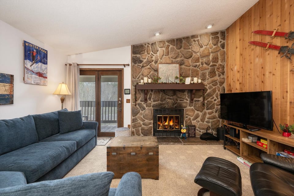 TV and multimedia, Balcony/Terrace, Living room, Seating area, fireplace, furniture