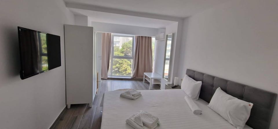 Bed, TV and multimedia, Photo of the whole room, Evening entertainment, Bedroom, towels