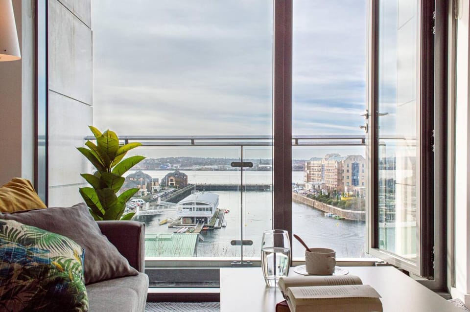 Liverpool Mersey View Stay with Free Parking Apartment in Liverpool