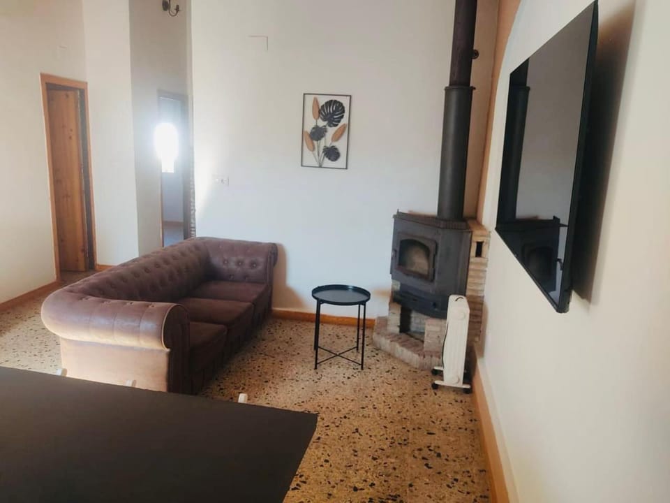 Communal lounge/ TV room, TV and multimedia, Seating area, air conditioner