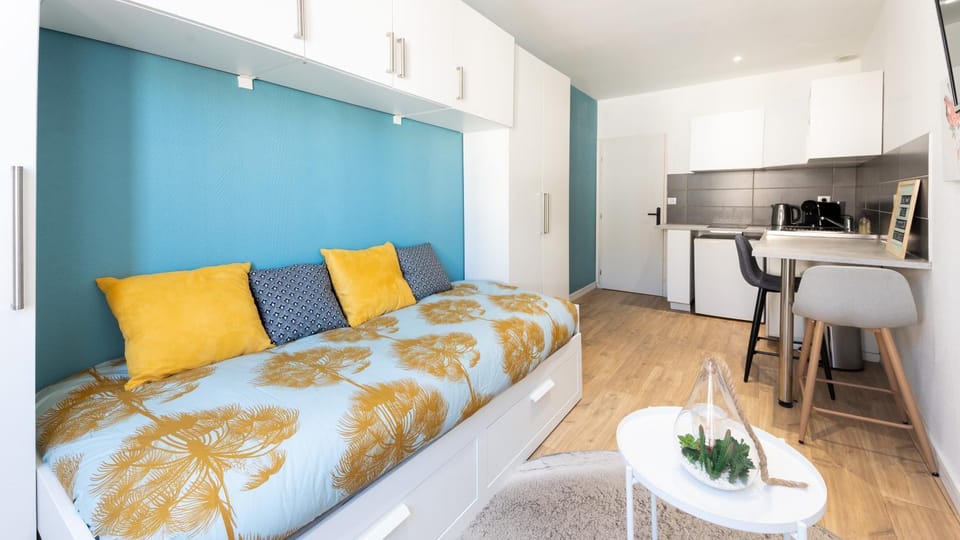 Bed, Kitchen or kitchenette, Living room, Seating area, Dining area, Bedroom