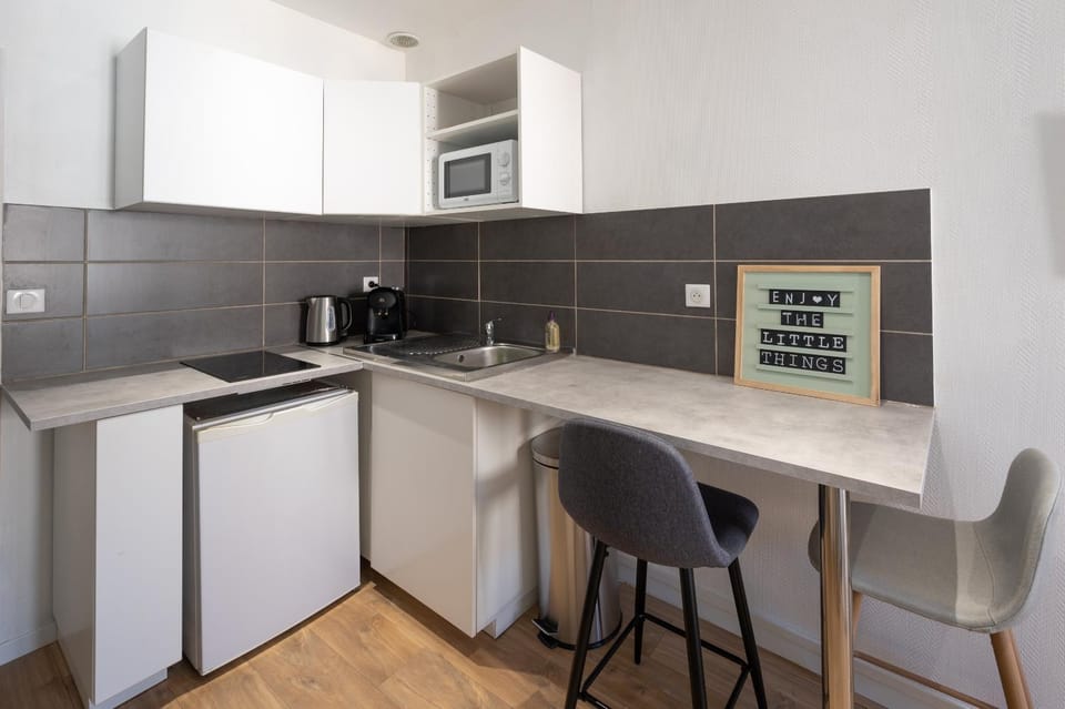 Kitchen or kitchenette, Dining area, minibar, stove