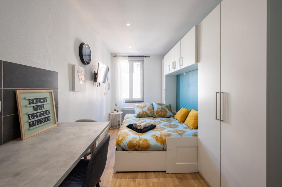 Bed, TV and multimedia, Living room, Photo of the whole room, Seating area, Bedroom, wardrobe