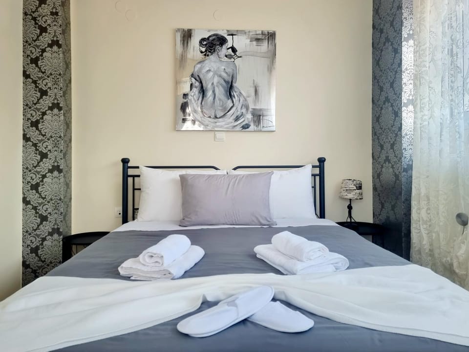 Bed, Bedroom, towels