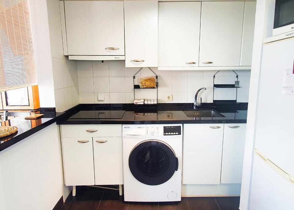 Kitchen or kitchenette, minibar, stove, washing machine
