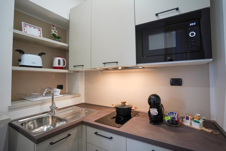Coffee/tea facilities, Kitchen or kitchenette, stove, toaster