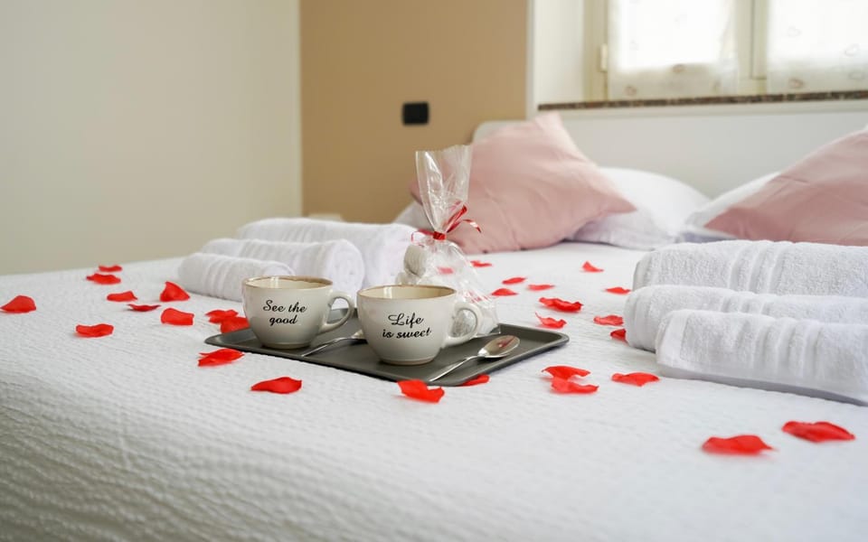 Bed, Bedroom, towels
