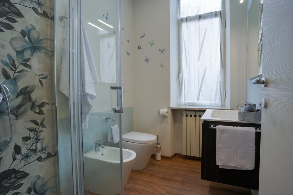 Shower, Toilet, Bathroom, bidet, towels