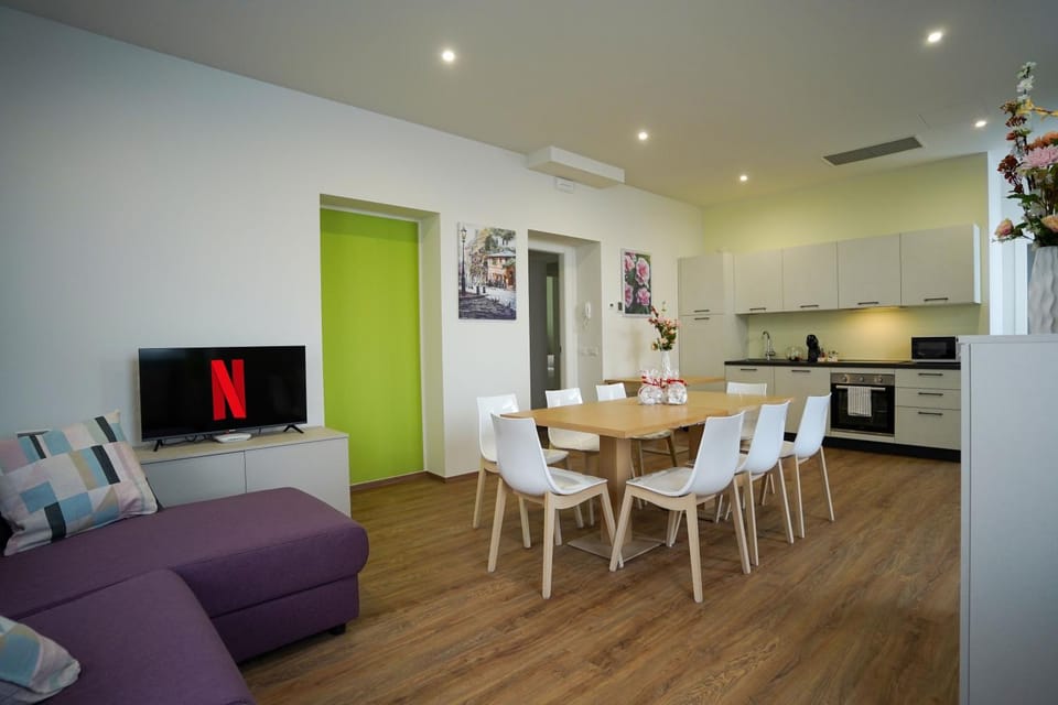 TV and multimedia, Kitchen or kitchenette, Living room, stove