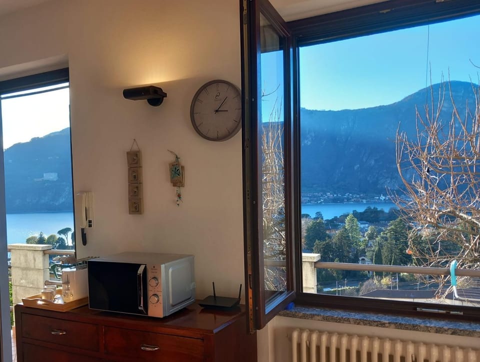 Natural landscape, Balcony/Terrace, Dining area, Lake view, Mountain view, locker, minibar, toaster