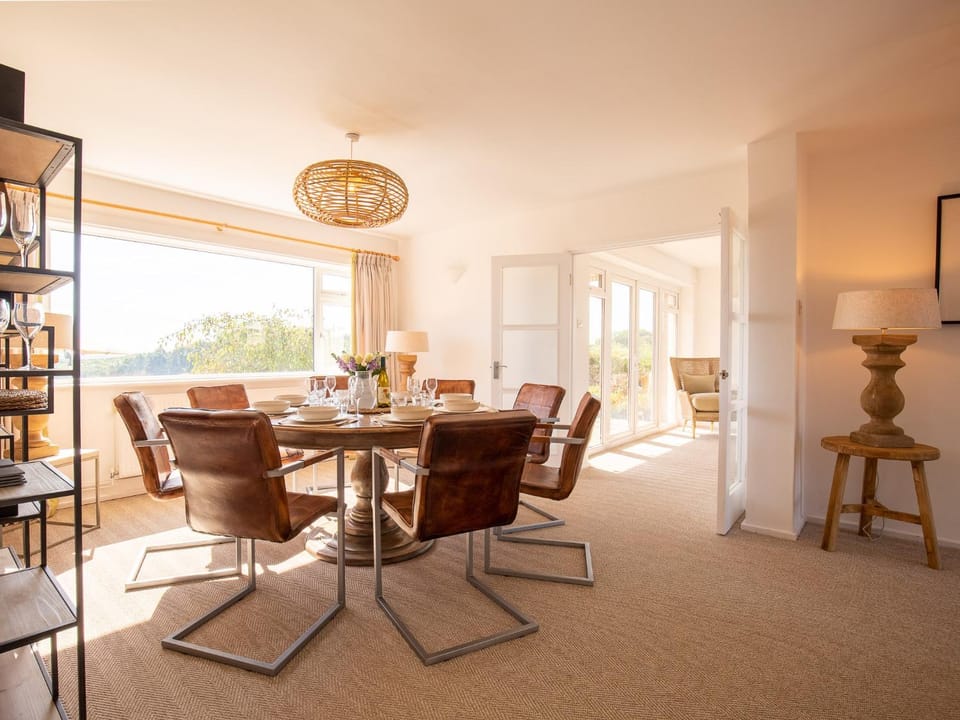 Seating area, Dining area