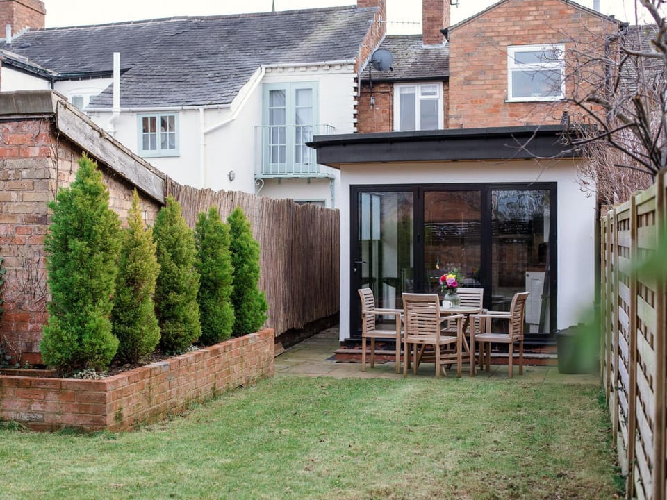 Garden, Seating area, Dining area, Garden view