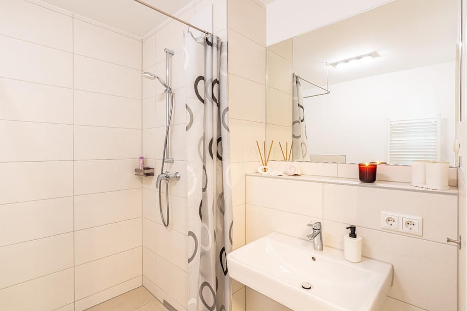 Shower, Bathroom, towels