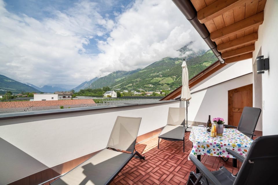 Property building, Balcony/Terrace, Living room