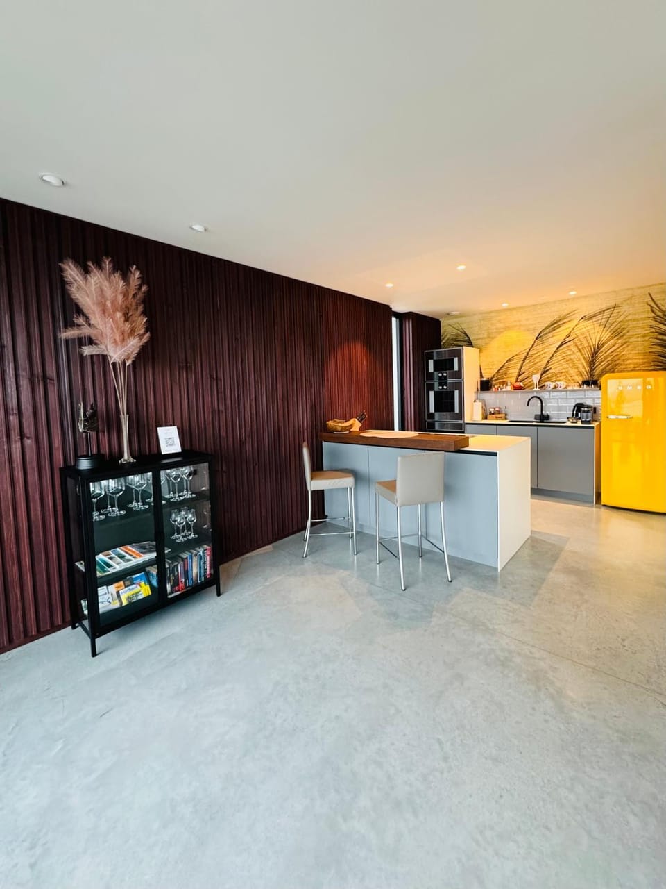 Kitchen or kitchenette, minibar