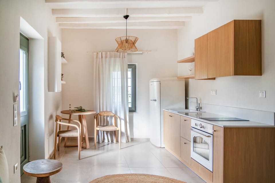 Kitchen or kitchenette, Seating area, Dining area, oven, stove