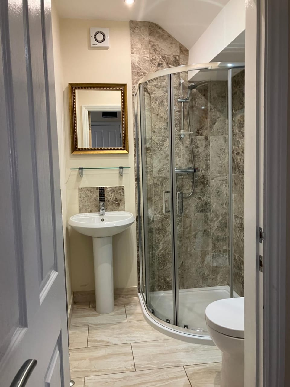 THE MOUNTAIN VIEW SUITE - 2 minute walk to the lovely beach front promernade of llandudno Apartment in Llandudno