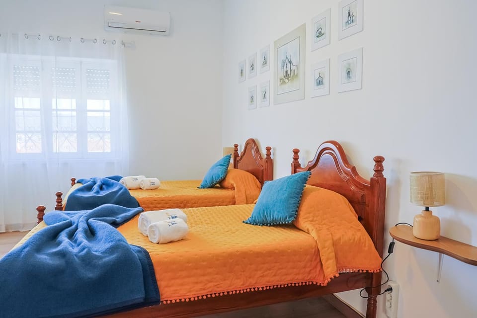 Bed, Bedroom, towels, air conditioner