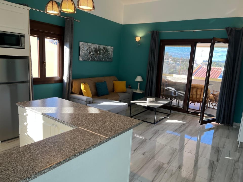 Kitchen or kitchenette, Living room, Seating area, Dining area, minibar, pet friendly