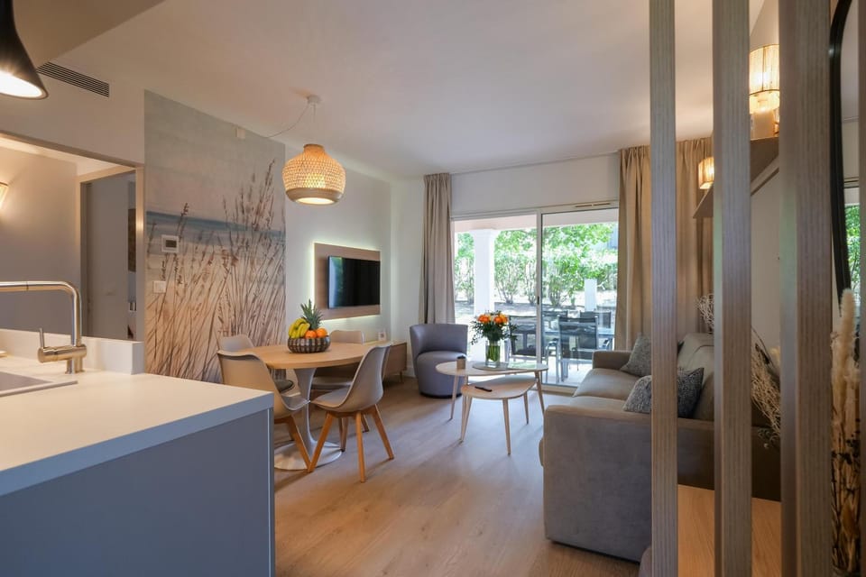 TV and multimedia, Living room, Dining area