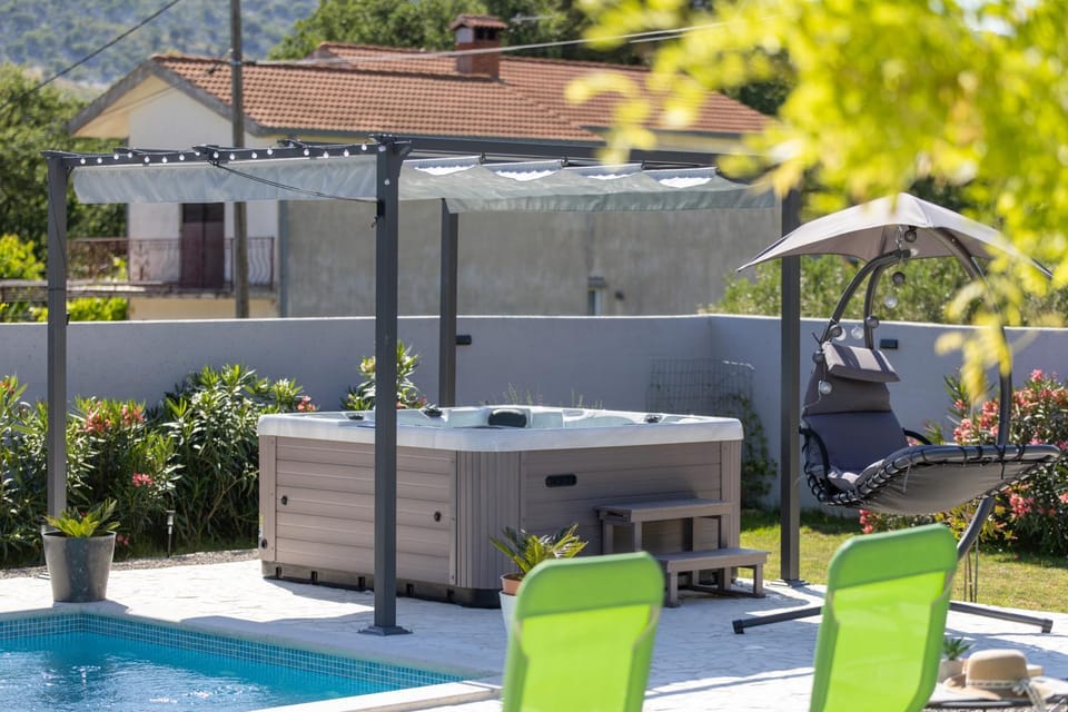 Patio, Day, BBQ facilities, Hot Tub, Garden view, Swimming pool, sunbed