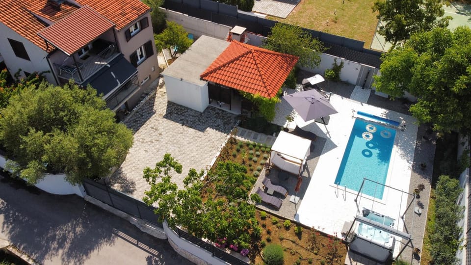 Property building, Day, Bird's eye view, Garden, Garden view, Swimming pool, Parking, sunbed