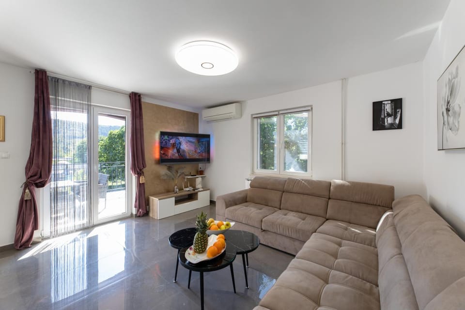 TV and multimedia, Living room, Seating area, air conditioner