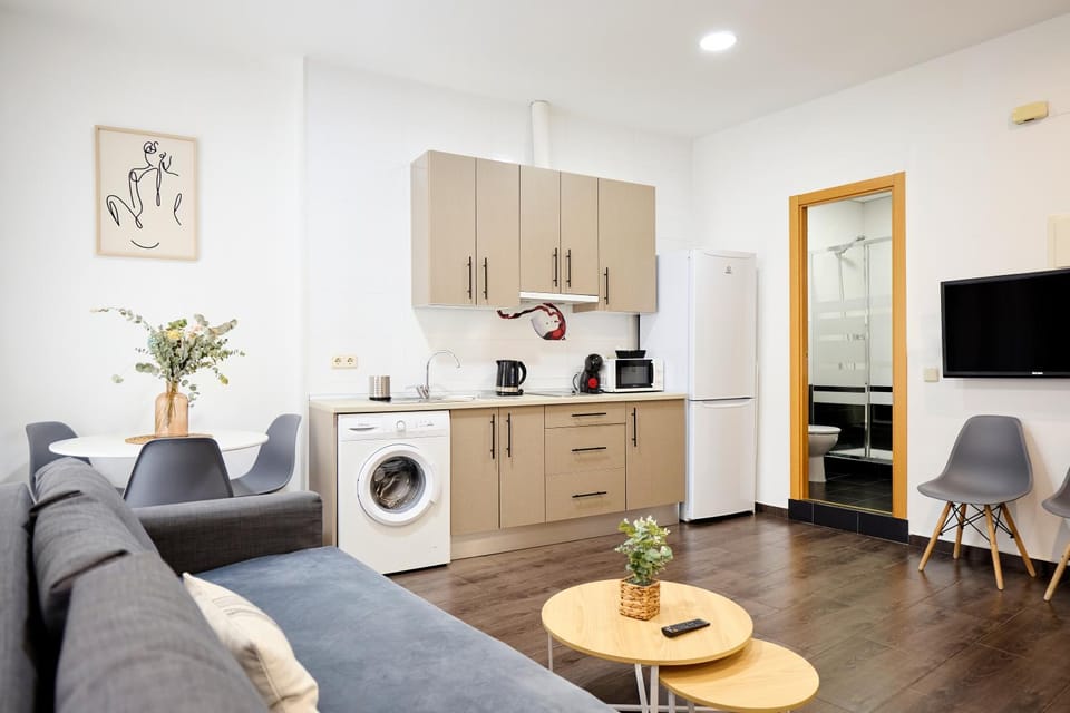 TV and multimedia, Coffee/tea facilities, Kitchen or kitchenette, Living room, Seating area, Dining area, microwave, stove, washing machine