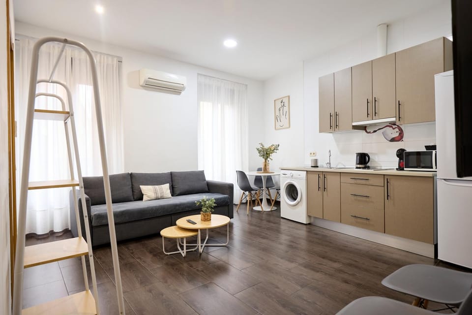 TV and multimedia, Coffee/tea facilities, Kitchen or kitchenette, Living room, Seating area, Dining area, microwave, stove, wardrobe, washing machine, air conditioner