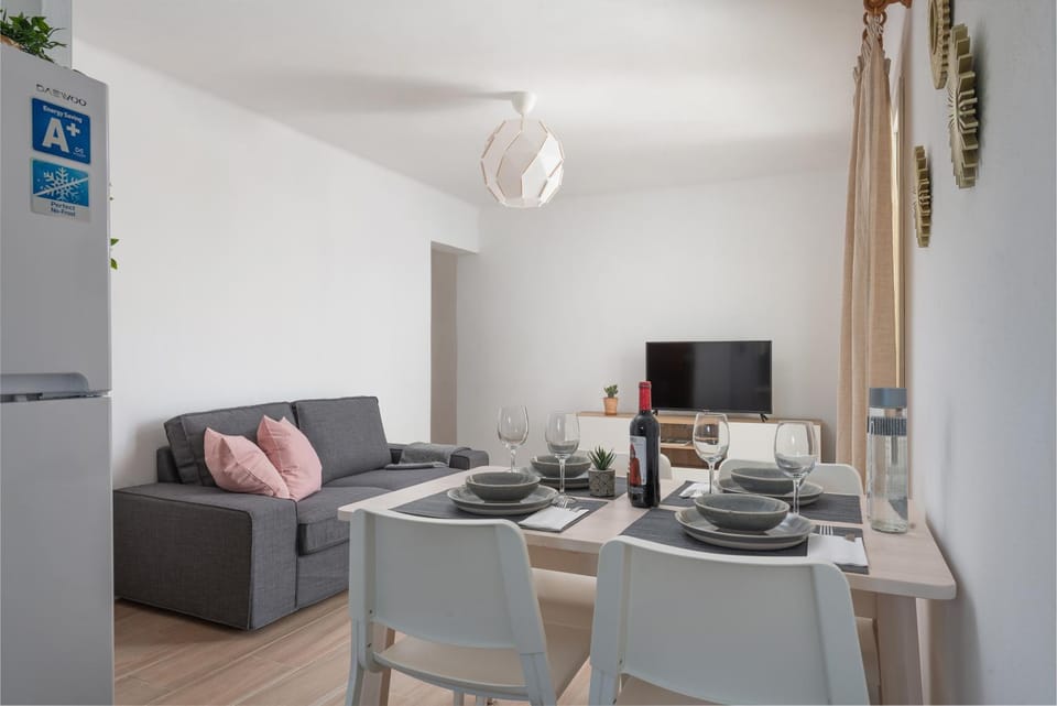 Living room, Seating area, Dining area, Evening entertainment